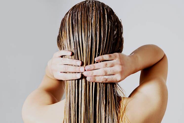 Tác hại của việc lưu lại dầu xả quá lâu trên tóc