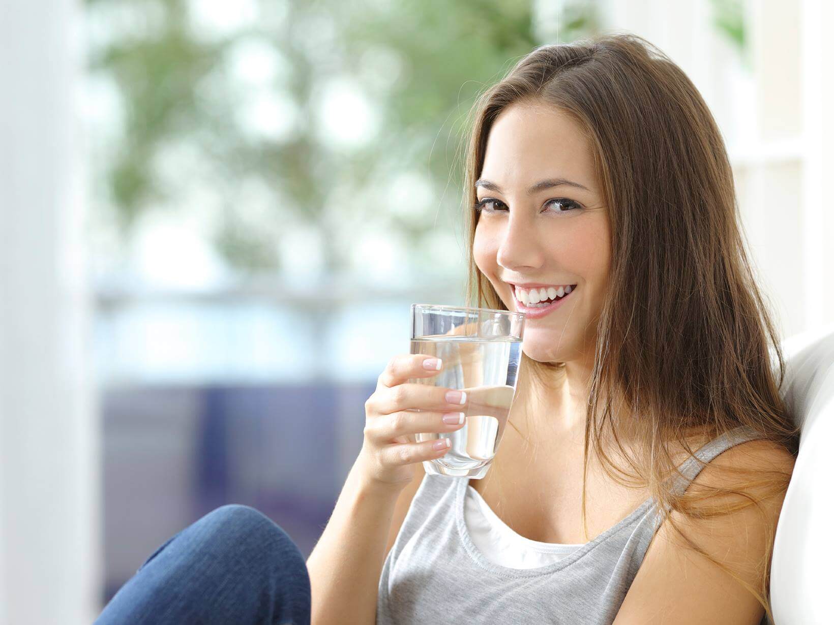 Uống nhiều nước khi dùng HP SKIN giúp thúc đẩy độc tố được đẩy ra khỏi cơ thể 