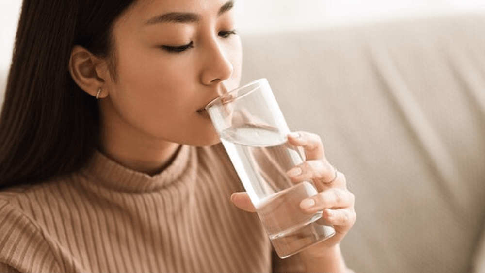 Uống nhiều nước giúp dưỡng trắng da tại nhà đơn giản