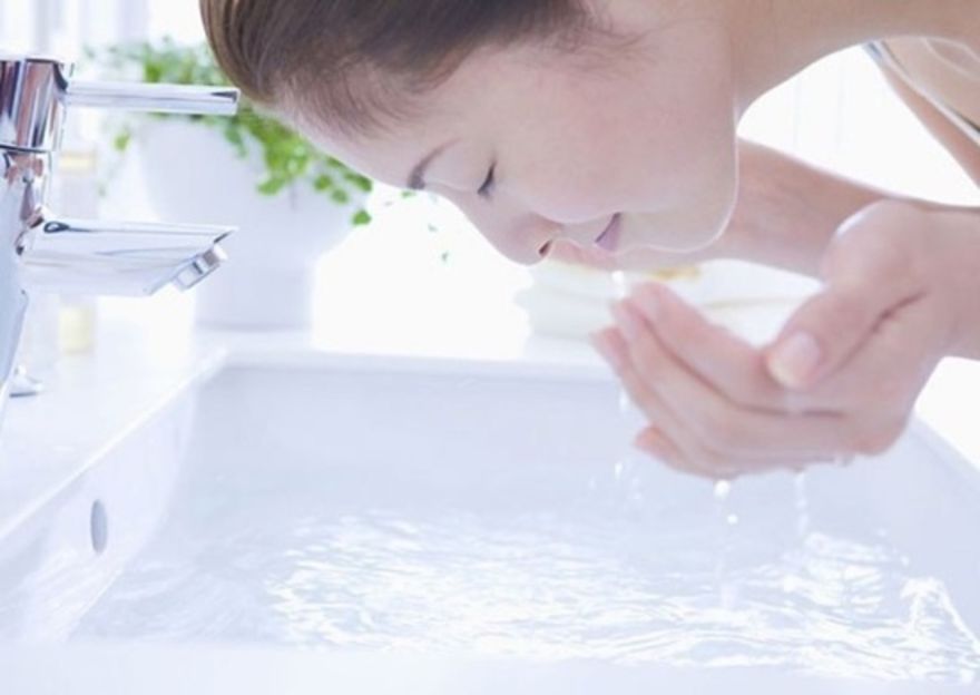 Rửa mặt với nước quá nóng khiến da thiếu ẩm và trở nên mẫn cảm hơn 