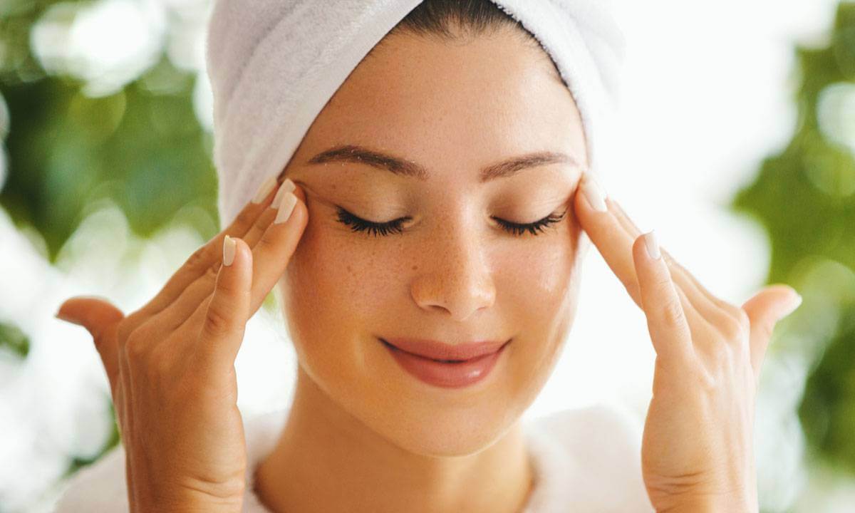 Massage làn da nhẹ nhàng giúp giảm nếp nhăn hiệu quả